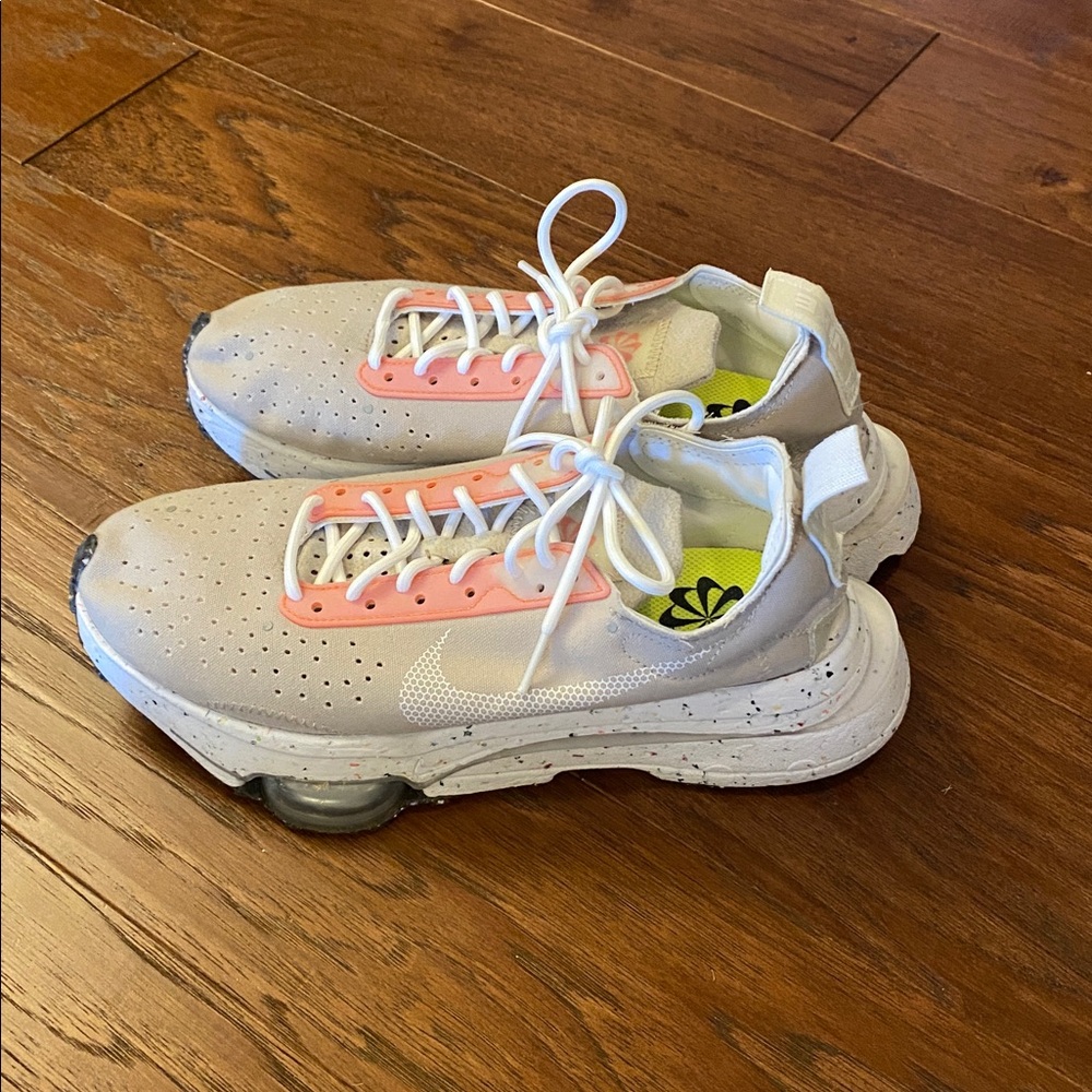 VGUC Womens Nike Tan Sneakers Size 8